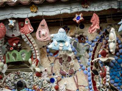 Ci si perde comunque tra i mille particolari che adornano l�abitazione: pezzi di ceramica, sassolini colorati, conchiglie pendenti...